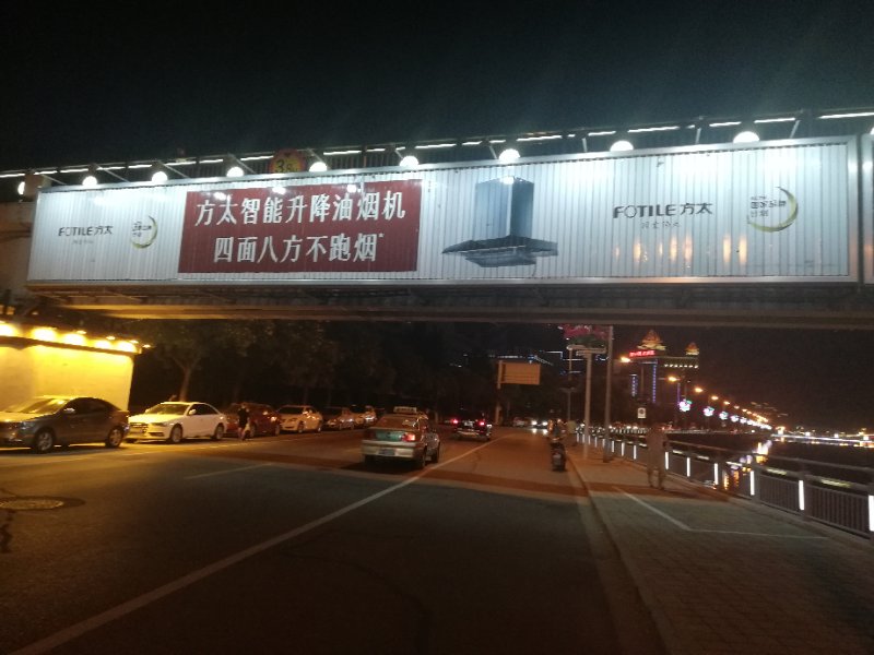 張家口濱河路三面翻橋體廣告