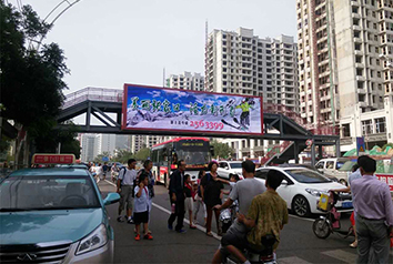 張家口市建國路人行過街天橋雙側(cè)雙面LED電子屏 張家口市建國路人行過街天橋雙側(cè)雙面LED電子屏